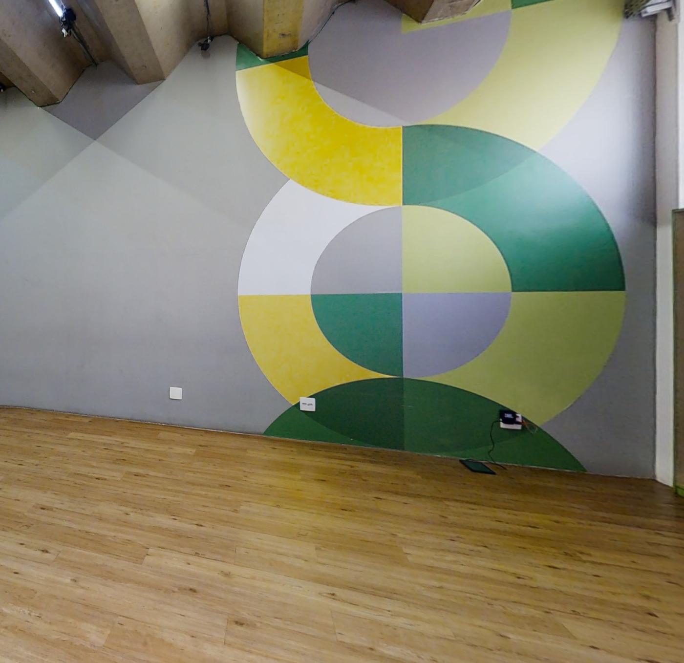 Sala de aula com o mural da Goodbe