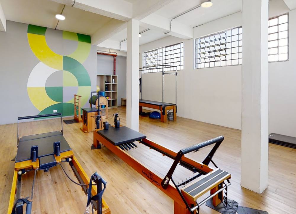 Reformers no estúdio de Pilates